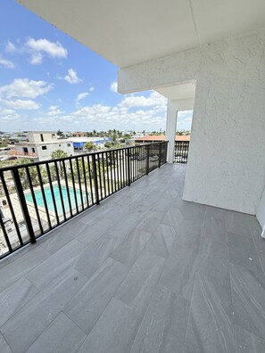 Property grounds - Updated Modern Condo w/ Great Views & Short Walk to Beach! (Fort Myers Beach)