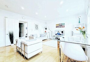 Smart TV, DVD player, books - Luxe modern apartment 2 big beds great location central quiet air conditioning (London)
