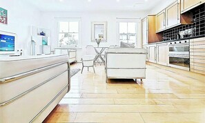 Interior - Luxe modern apartment 2 big beds great location central quiet air conditioning (London)