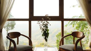 Luxury Suite, Mountain View | Interior