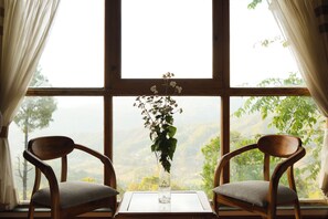 Luxury Suite, Mountain View | Interior