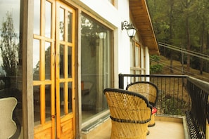 Property grounds - Samar Villa by Trayati Stays, Kasar Devi, Binsar Wildlife Sanctuary (Almora)