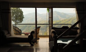 Luxury Suite, Mountain View | Interior