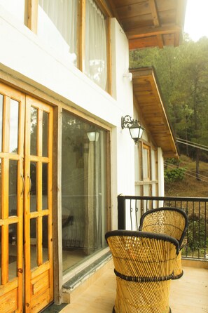 Terrace/patio - Samar Villa by Trayati Stays, Kasar Devi, Binsar Wildlife Sanctuary (Almora)