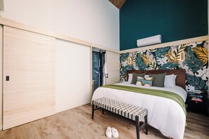 1 dormitorio, caja fuerte, tabla de planchar con plancha y cuna de viaje
