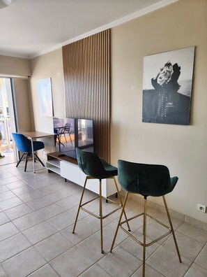 Interior - Quiet studio with balcony and sea view, downtown, 10 minutes walk from the beaches and the palace (Cannes)