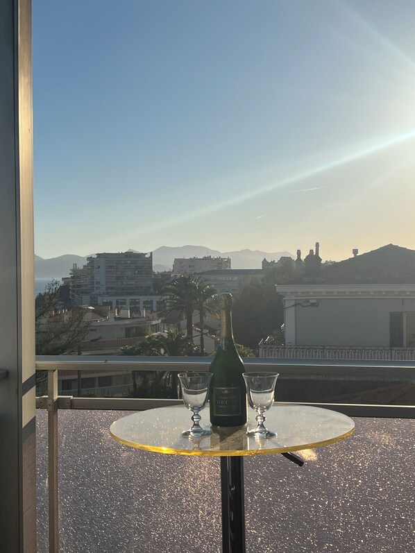 Outdoor dining - Quiet studio with balcony and sea view, downtown, 10 minutes walk from the beaches and the palace (Cannes)
