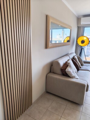 Living area - Quiet studio with balcony and sea view, downtown, 10 minutes walk from the beaches and the palace (Cannes)