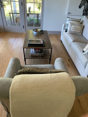 Living area - Central 1-bedroom suite in fabulous Woodside walk to Town with AC (Woodside)