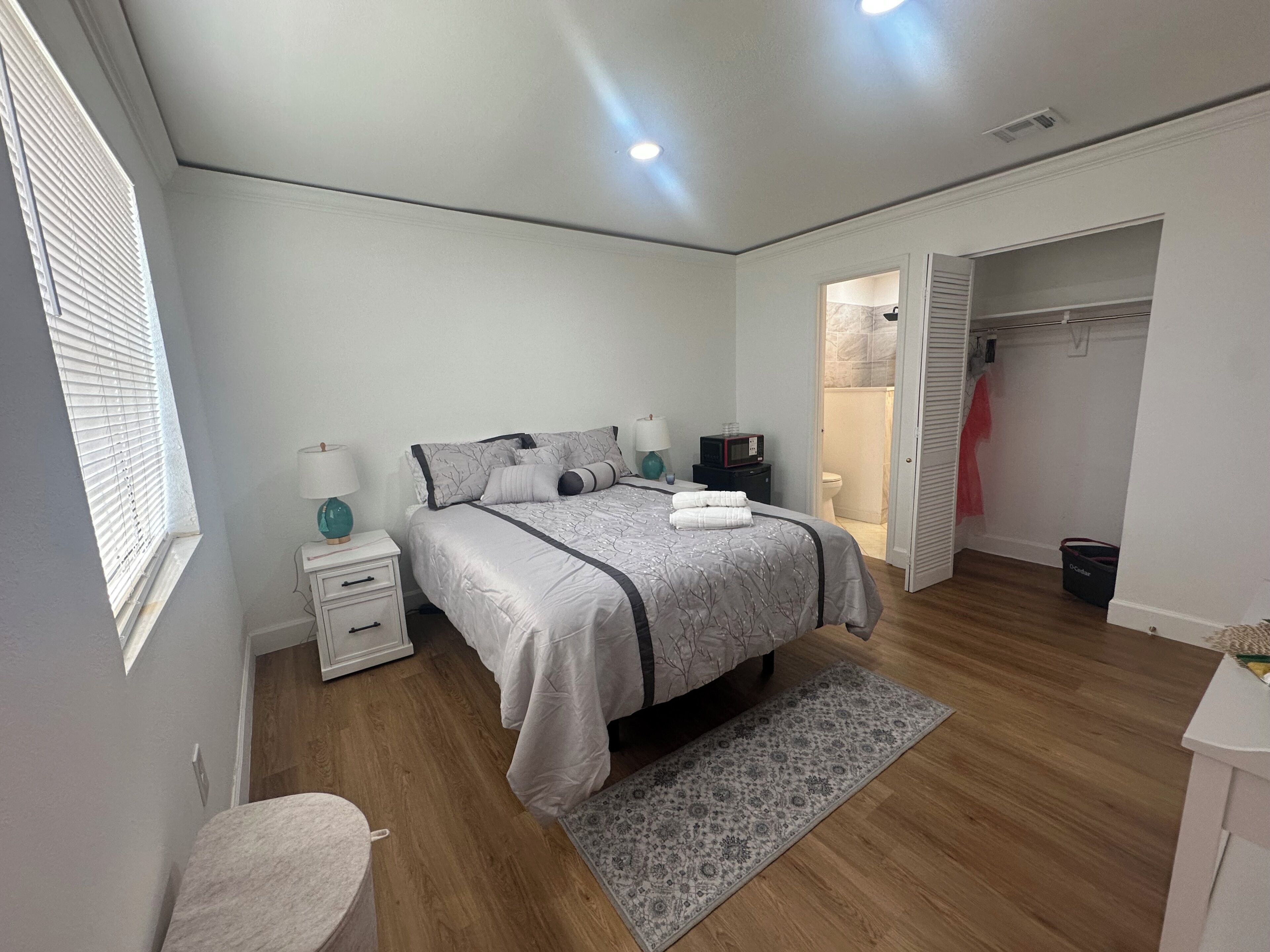 1 habitación, tabla de planchar con plancha, internet y ropa de cama 