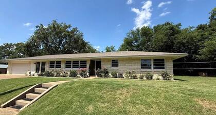 Spacious 4-BDRM 2-BA family home in historic Jefferson, 5min walk from downtown!