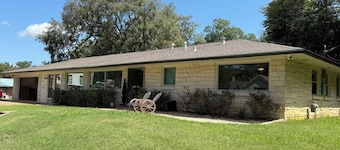 Spacious 4-BDRM, 6-BED, 2-BA home in Jefferson. Yee Haw Haven, a western dream!