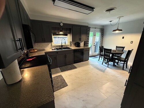 Spacious 4-BDRM 2-BA family home in historic Jefferson, 5min walk from downtown!