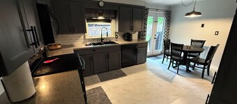 Spacious 4-BDRM 2-BA family home in historic Jefferson, 5min walk from downtown!