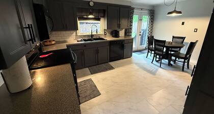 Spacious 4-BDRM 2-BA family home in historic Jefferson, 5min walk from downtown!