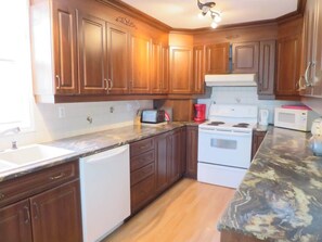 Fridge, microwave, oven, stovetop - Special offer - 7 people cottage (Sainte-Thérèse-de-la-Gatineau)