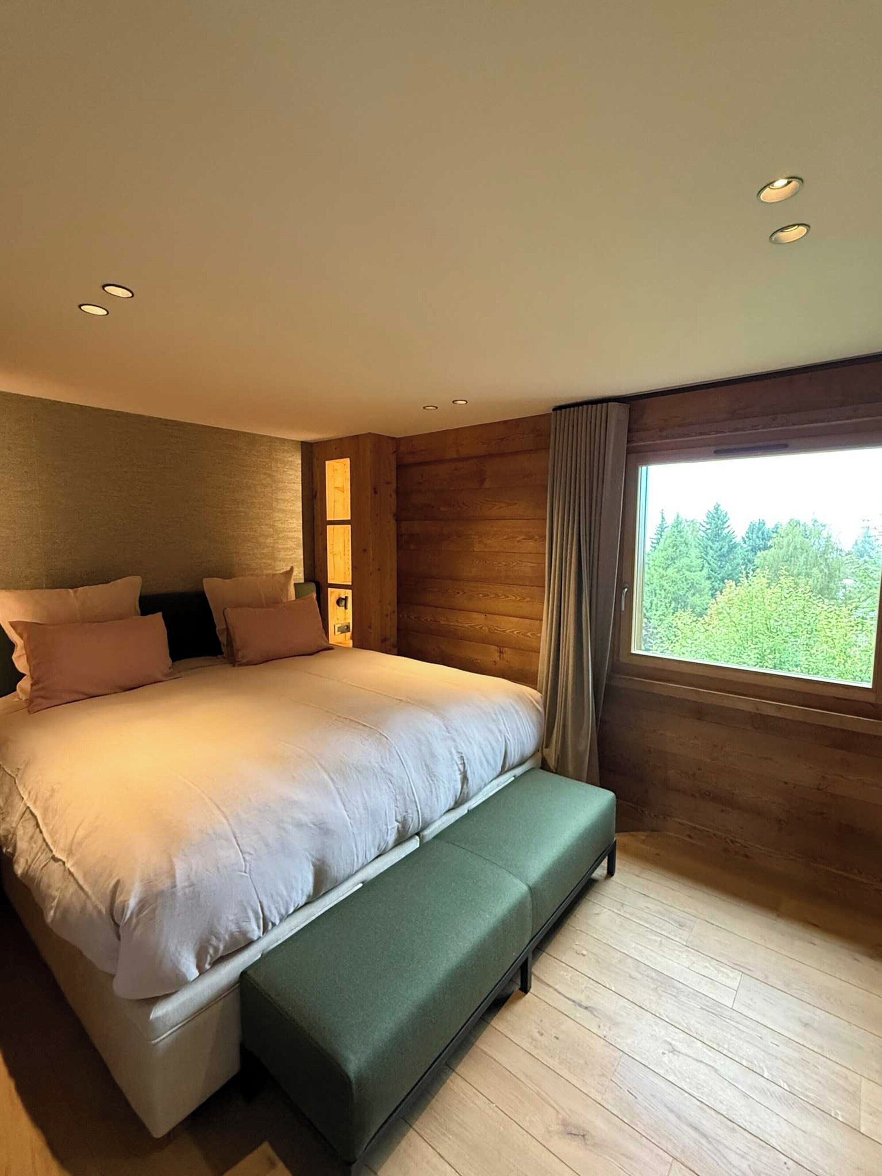 7 habitaciones y espacio para trabajar con laptop 
