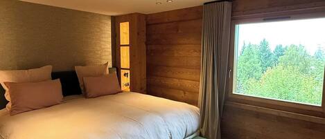 7 habitaciones y espacio para trabajar con laptop
