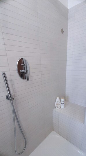 Dusche, Haartrockner, Bidet, Handtücher