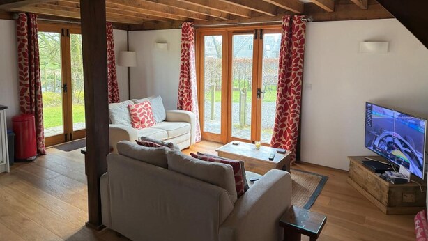 Un salon confortable avec un canapé, une table basse et un téléviseur.