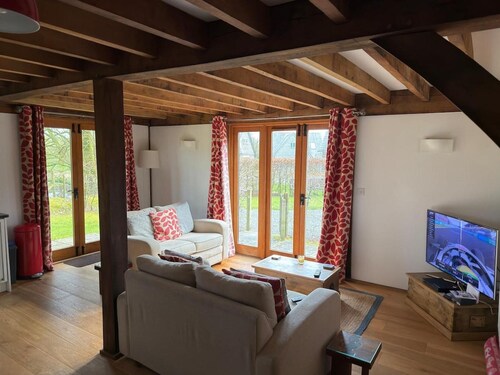 Cabin Sleeps 6 With Parking and Patio