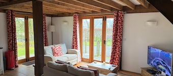 Cabin Sleeps 6 With Parking and Patio