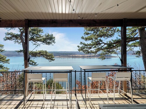 Lake front oasis on Beaver Lake / Rogers