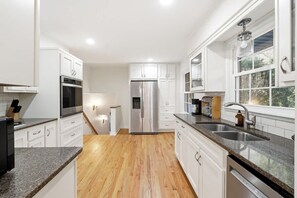 Private kitchen - Ridgepark Grove | Pool Oasis| All-King Beds with TVs (Tucker)