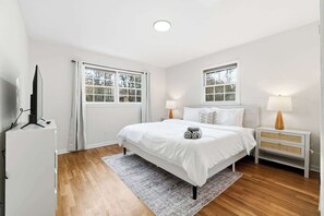 6 bedrooms, travel crib, WiFi, bed sheets