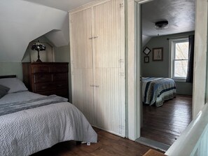 Room - Charming 3-bedroom pet-friendly house on private farmland in beautiful Mondovi. (Mondovi)