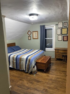 Room - Charming 3-bedroom pet-friendly house on private farmland in beautiful Mondovi. (Mondovi)