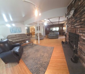 Living area - Serene Executive Lake House 18 w/Hilltop Views of Norfork Lake w/Private lake access (Mountain Home)
