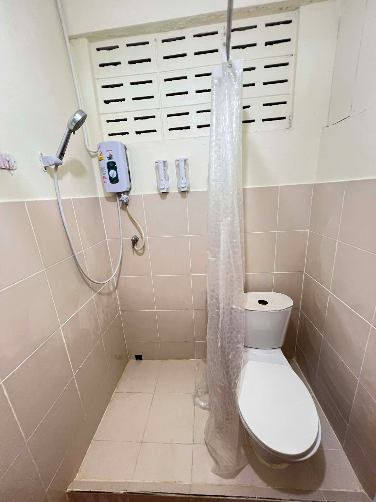 Ducha, bidet, jabón, papel higiénico