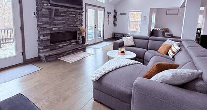 Luxury 5BR Chalet with Lake, Pool, Ski, Game Room, 2 Decks and Sleeps 14