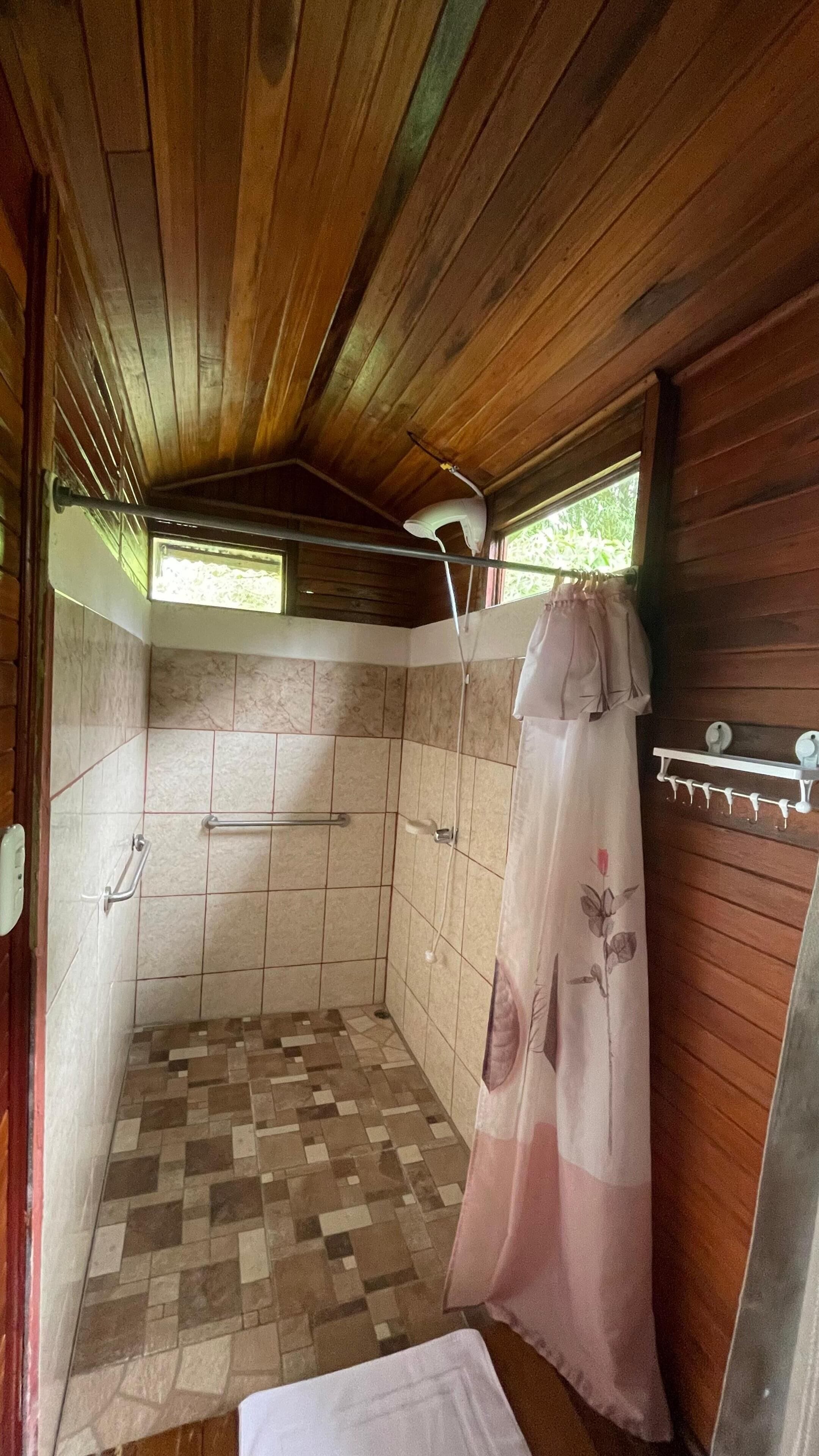 Cabana família, vista para o jardim | Banheiro | Chuveiro, toalhas de banho, sabonete, papel higiênico