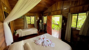 Cabaña Confort, varias camas, vistas al canal | Escritorio, espacio para trabajar con un portátil, wifi gratis