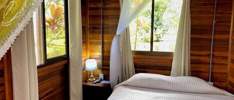 Chalet rustique Standard, vue sur le canal | Bureau, espace de travail pour ordinateurs portables