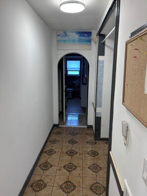 Interior - 4 bed 2 bath bungalow. North York. Walking of  distance subway shopping mall. (Toronto)