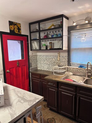 Private kitchen - 4 bed 2 bath bungalow. North York. Walking of  distance subway shopping mall. (Toronto)