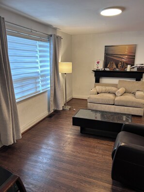 Living area - 4 bed 2 bath bungalow. North York. Walking of  distance subway shopping mall. (Toronto)