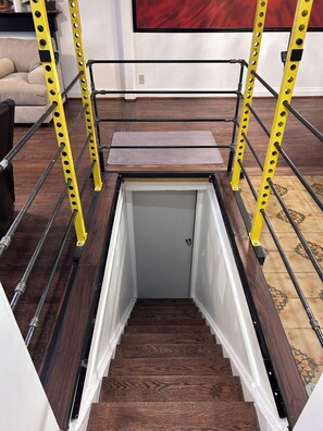 Interior - 4 bed 2 bath bungalow. North York. Walking of  distance subway shopping mall. (Toronto)