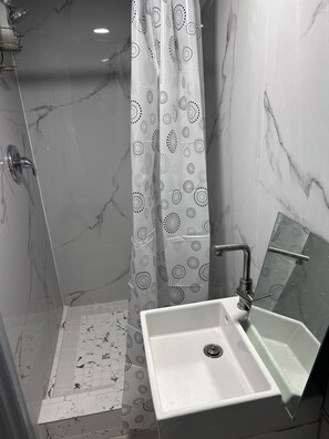 Shower, hair dryer, towels, soap - 4 bed 2 bath bungalow. North York. Walking of  distance subway shopping mall. (Toronto)