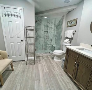 Shower, hair dryer, towels - 3 Bedroom Condo with a Beach View in Gulf Shores, AL (Gulf Shores)