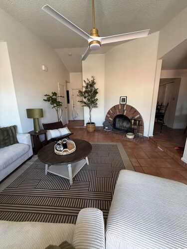 Perfect 3-bedroom condo with AC in lovely quiet Yuma neighborhood