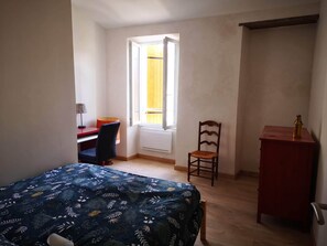 3 bedrooms, iron/ironing board, internet, bed sheets