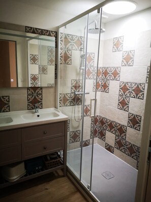 Bathroom - Vrbo Property (Bourg)