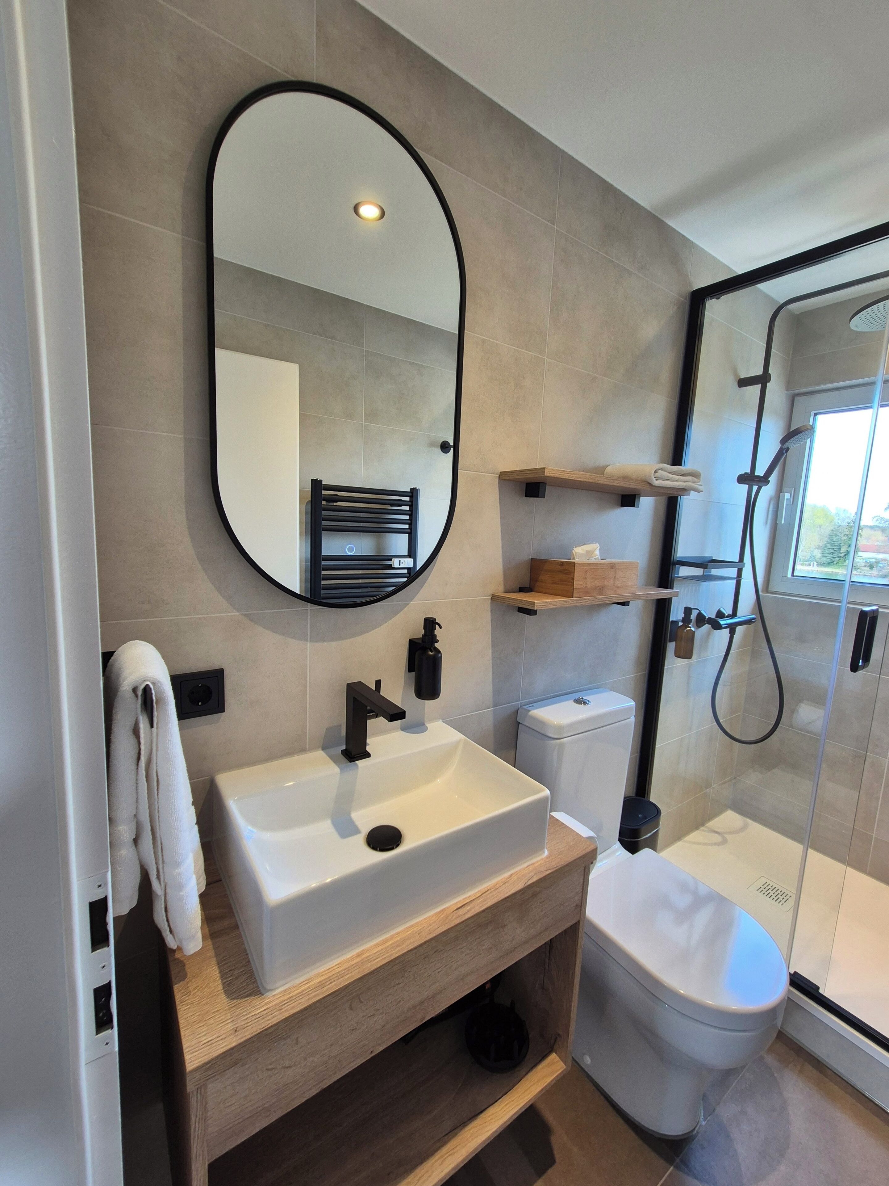 Zweibettzimmer, Stadtblick | Badezimmer | Dusche, Haartrockner, Handtücher, Seife