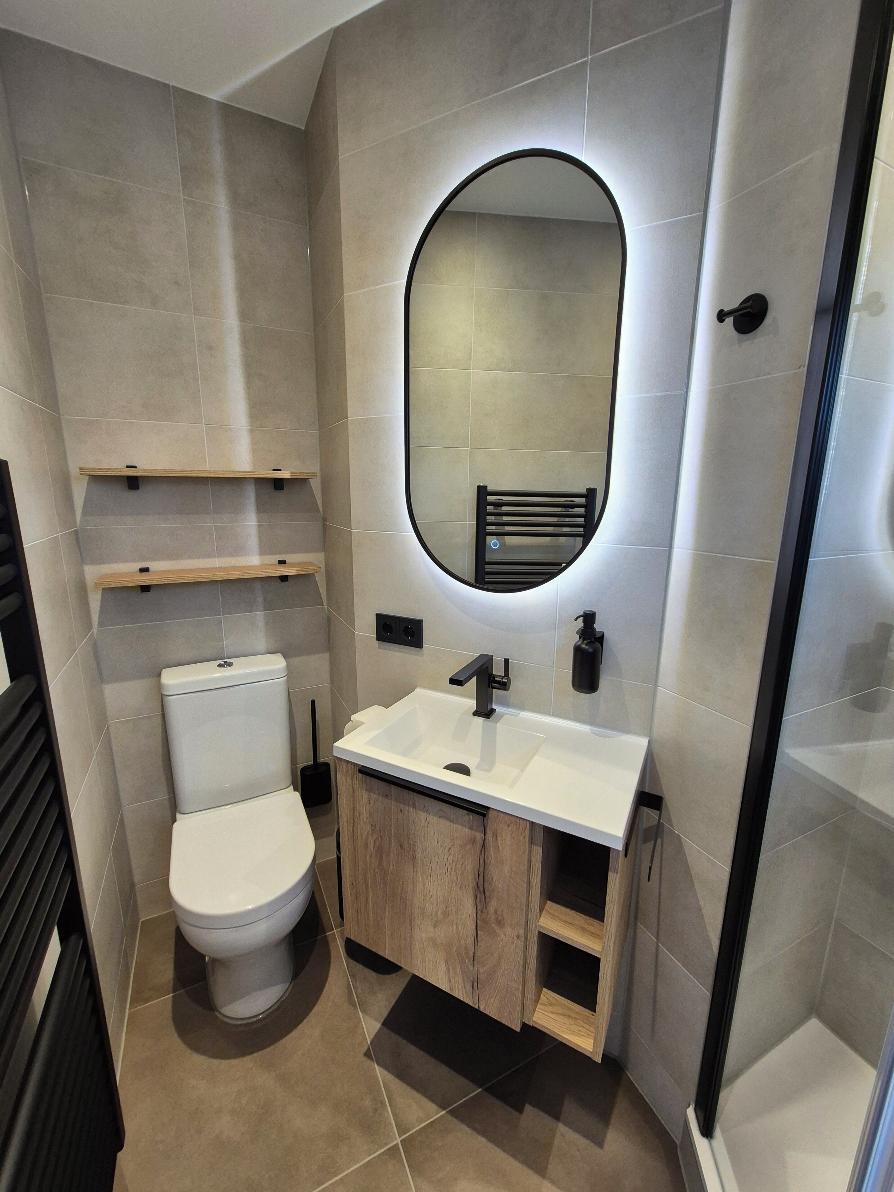 Doppia Deluxe, balcone, vista lago | Bagno | Doccia, asciugacapelli, asciugamani, sapone