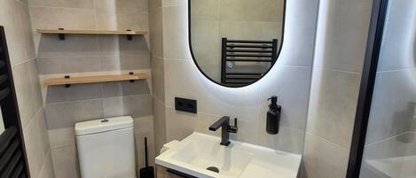 Deluxe Double Room, Balcony, Lake View | Bathroom | Shower, hair dryer, towels, soap