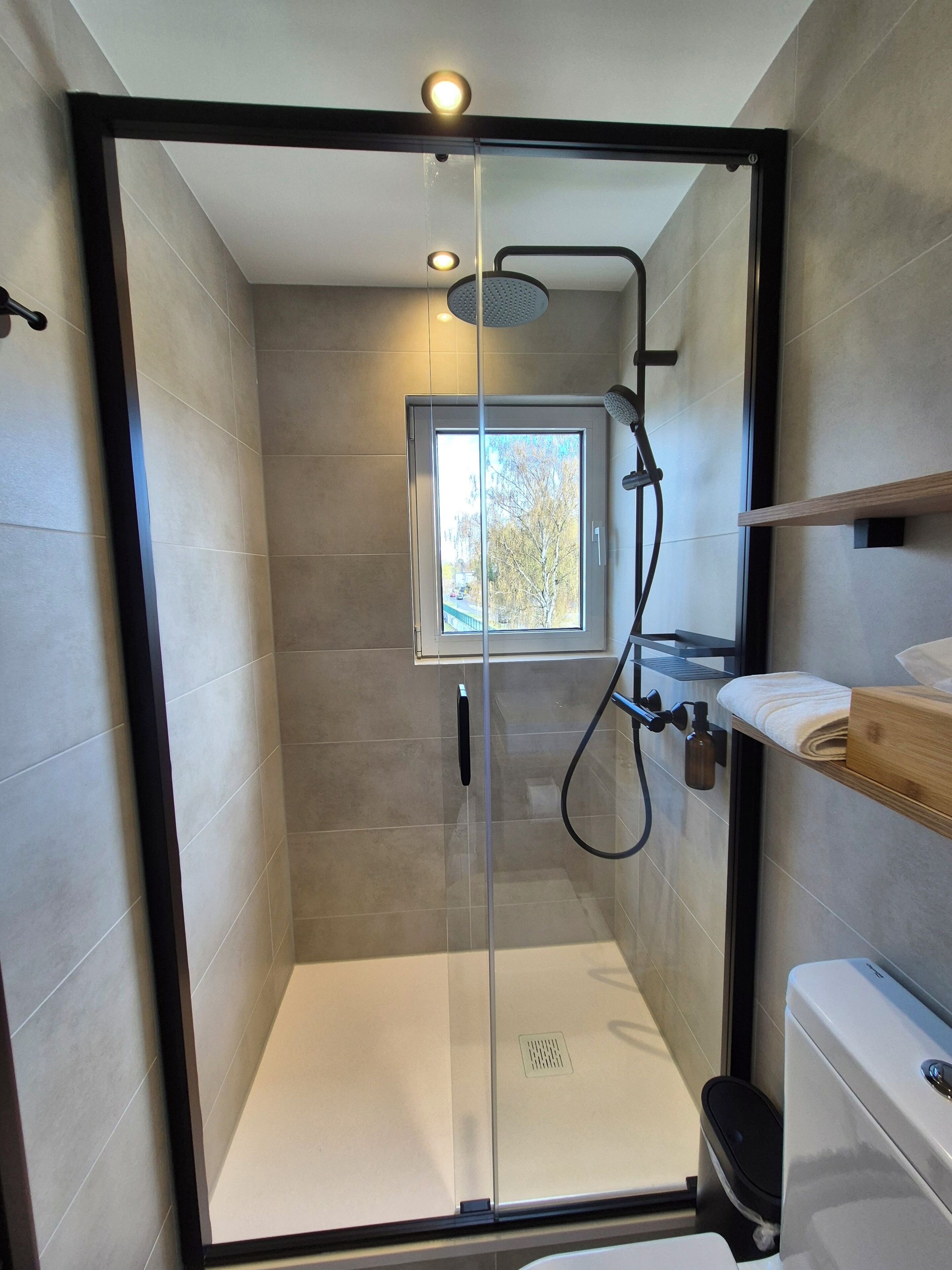 Zweibettzimmer, Seeblick | Badezimmer | Dusche, Haartrockner, Handtücher, Seife